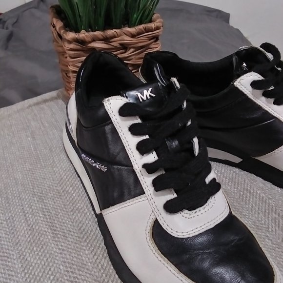 MICHAEL Michael Kors leather black and white  Allie Trainer size 6M - Picture 3 of 14